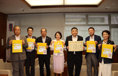 左から、池田こうじ港区議会議員、吉野達雄学校教育部長、浦田幹男港区教育長、清家愛港区長、山本哲也副支部長兼青年部長、新井裕輔副支