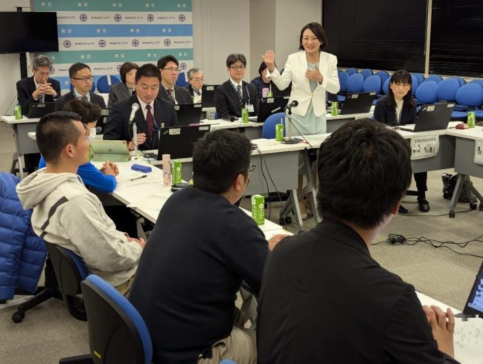 区長と区政を語る会で意見交換する清家区長と参加者