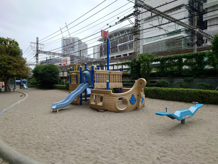 本芝公園船の遊具の写真