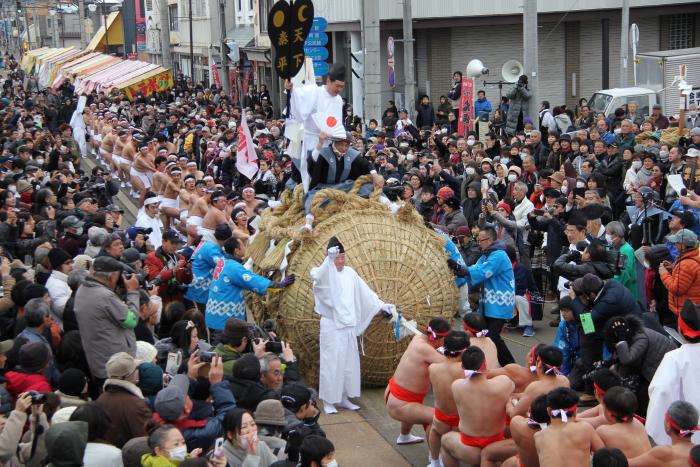 坂下初市奇祭大俵引き