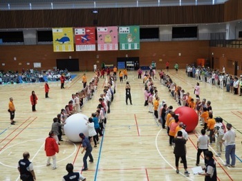 大玉転がしの様子