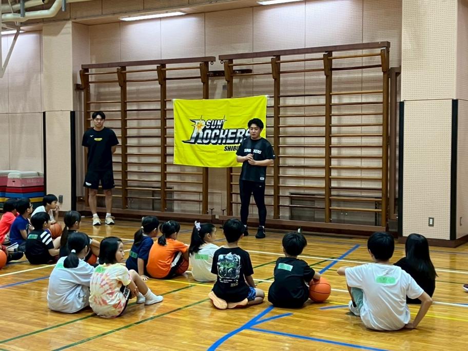 コーチの話を聞く様子