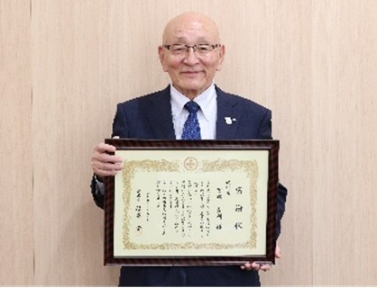 感謝状を持つ宮田 秀利 塙町長