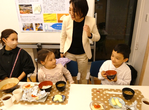 子どもたちに感想を尋ねる清家区長