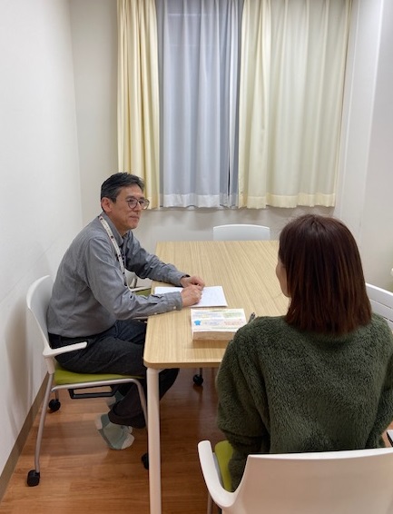 相談支援の様子（保護者の方から現状などを聞き取ります。お子さんは子供用の机などがあるお部屋で支援を行います。）