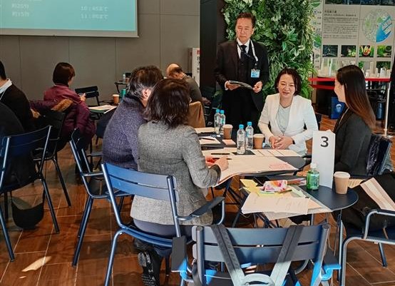 グループワークで清家区長と話をする参加者