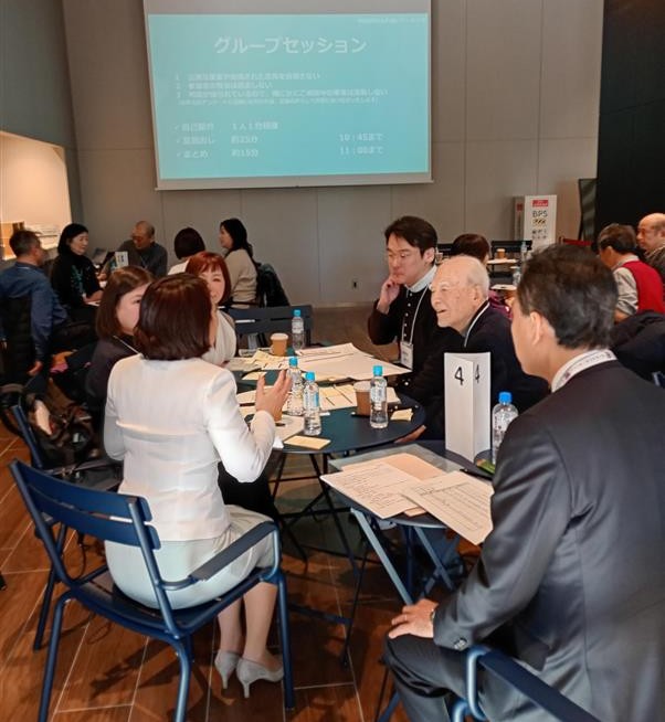 グループワークで清家区長と話をする参加者