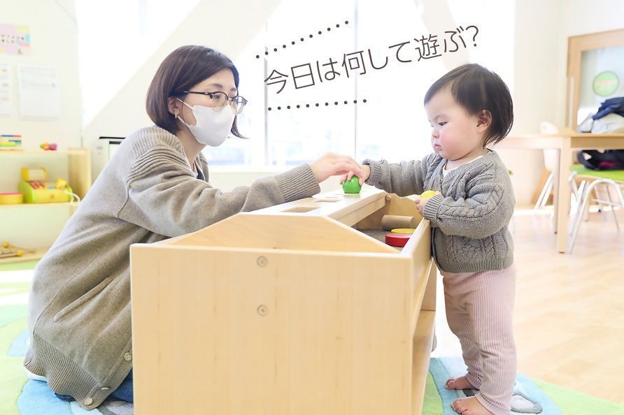 写真：よちよちエリアで遊ぶ親子の様子