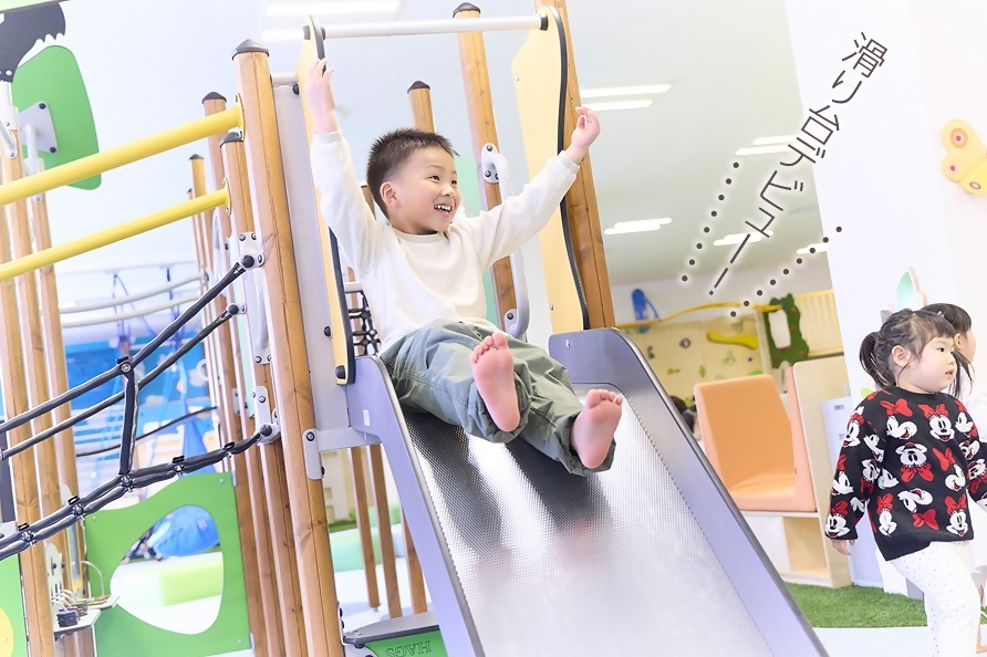 写真：大型複合遊具（挑戦エリア）で遊ぶ子供の様子