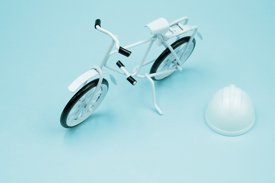 写真：自転車とヘルメットのフィギュア