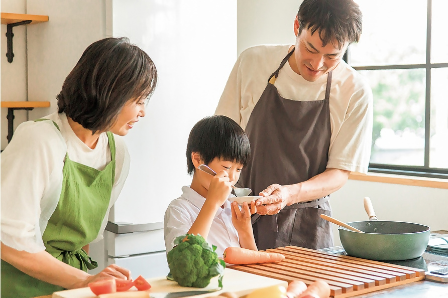写真：親子が料理をしている様子