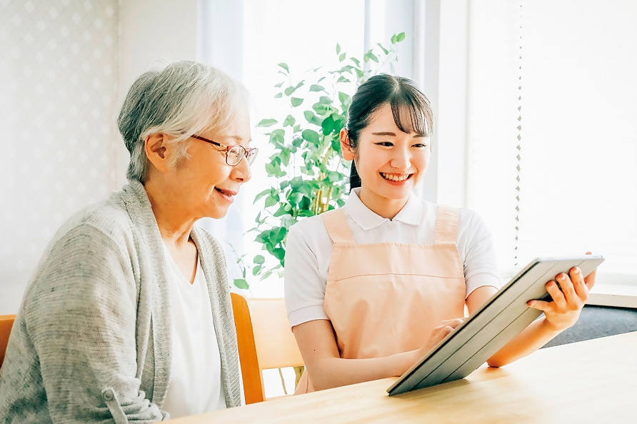 写真：専門職員に相談を行う女性