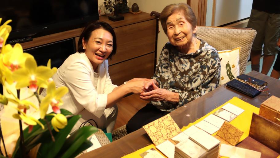 2出射八重子さま（握手）