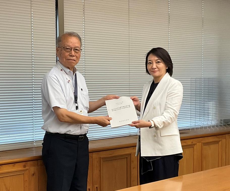 令和6年度決算等審査意見書提出写真