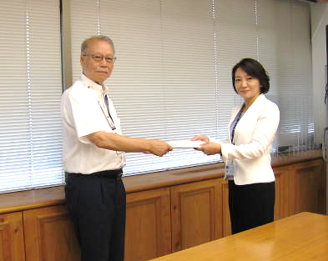 審査意見書を区長へ提出している様子