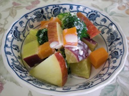 写真：彩り野菜のヨーグルトソース添え