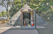 三田台公園の復元された竪穴式住居の写真