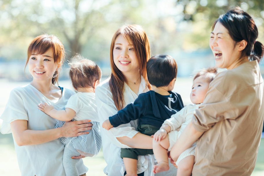 話をする母と子ども