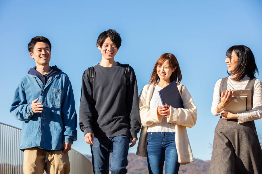 話をする若者たち