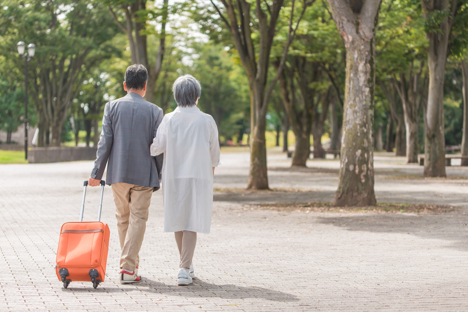 旅行をする高齢者夫婦