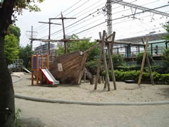 本芝公園へのアクセス･遊具･駐車場･電車が見える公園