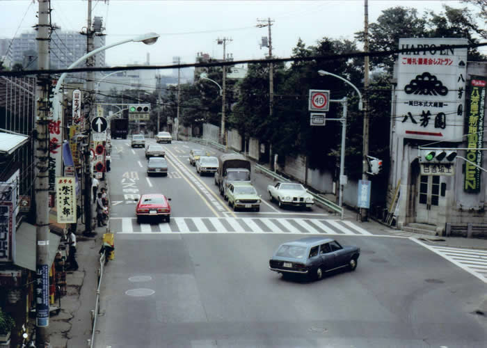 港区ホームページ No 277 歩道橋から日吉坂を見る