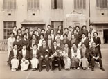 卒業式の親集合(6年6組のみなさん)