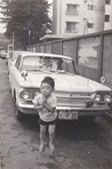 当時の外車の前で、ジャンプ!