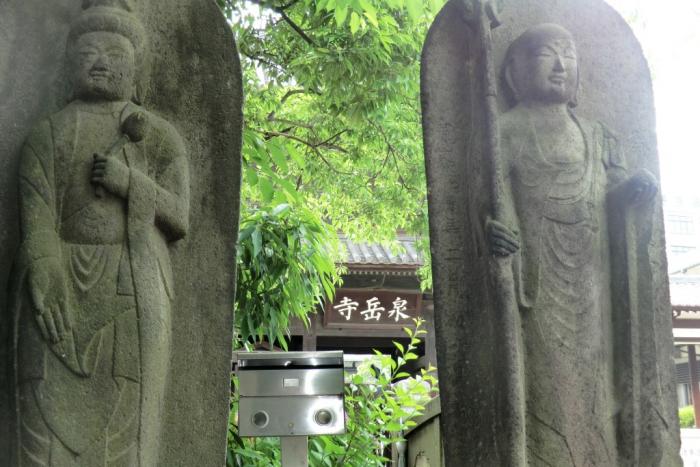 泉岳寺の二体の石像