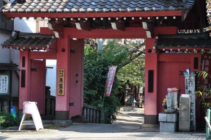 魚籃寺の朱塗りの山門