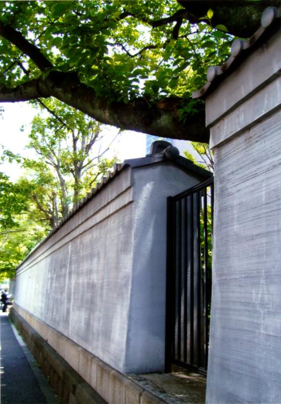 時代を越えた静かなる塀　亀塚公園