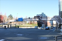 写真:明治学院前歩道橋